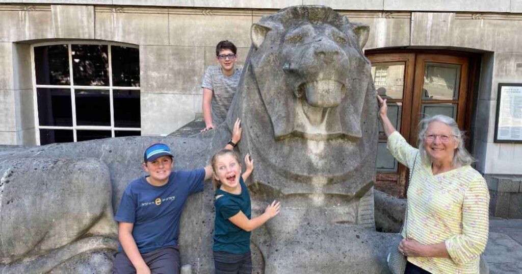 British Museum with kids, lion statue with kids